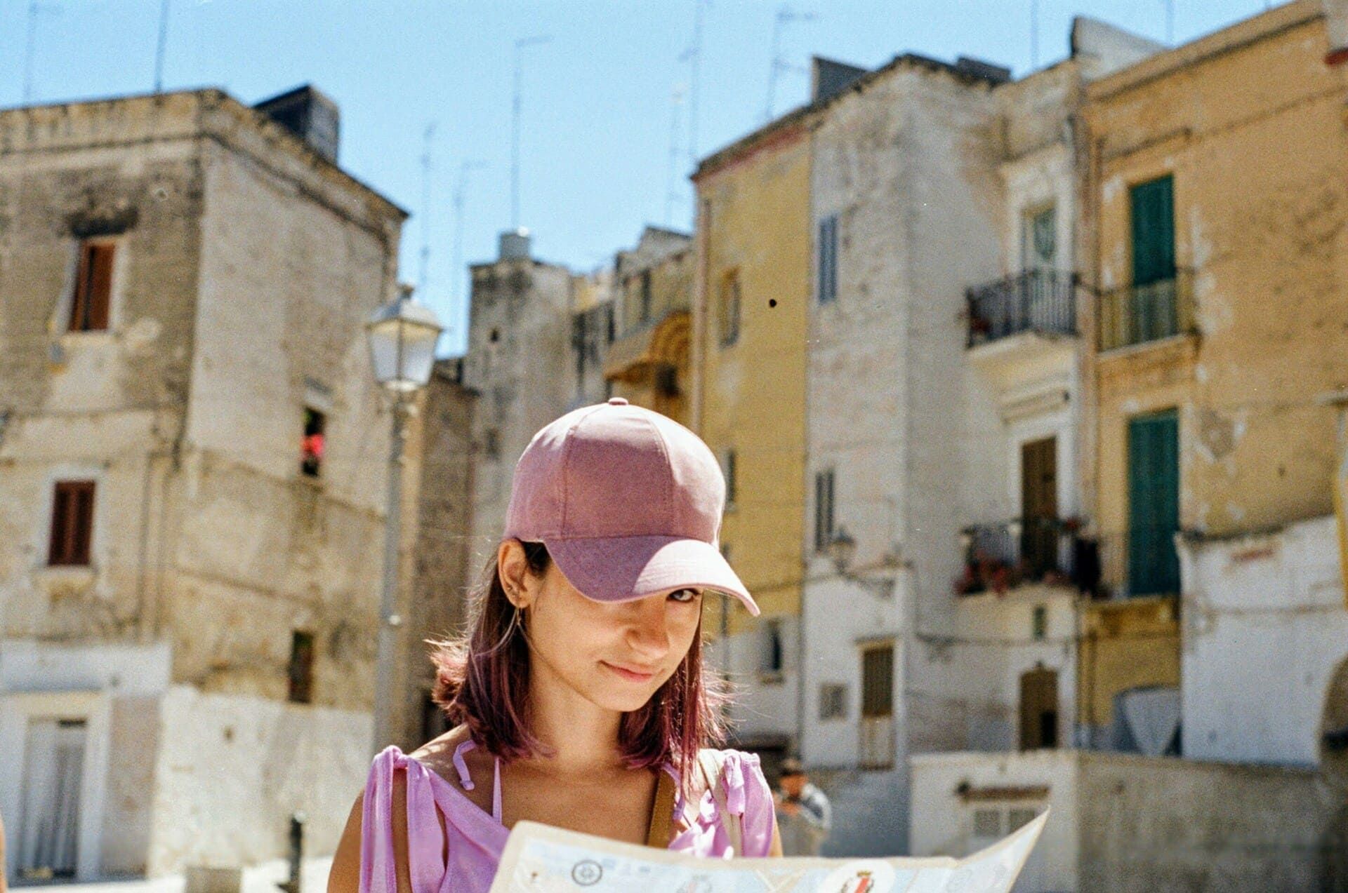 Giovane ragazza si orienta con una mappa
