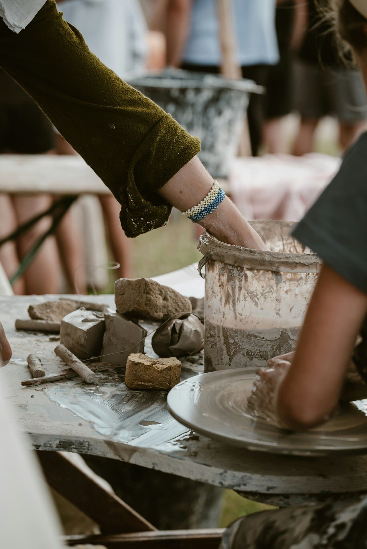Lezione di ceramica in un laboratorio artigianale